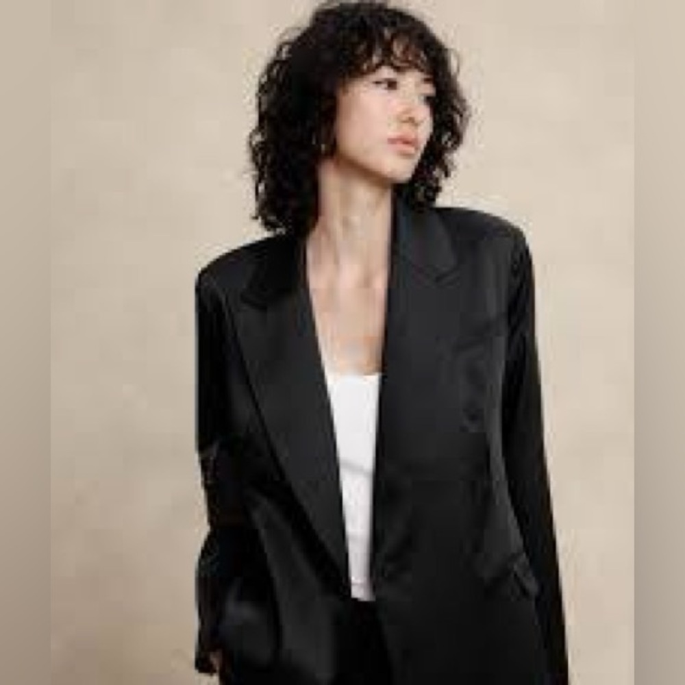 NWT. Banana republic factory Black SATIN DOUBLE-BREASTED BLAZER. Size 8 Petite.